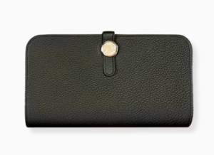 HERMÈSのブラックレザーとベルト金具を使用した長財布